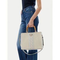 Torebka Guess. Białe listonoszki damskie Guess, z aplikacjami, bez dodatków. Za 234.99 zł.