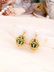 L'Atelier de Gaia Pozłacane kolczyki-wkrętki z perłami rozmiar: onesize. Białe kolczyki damskie L'Atelier de Gaia, z agatem, pozłacane. Za 60.99 zł.