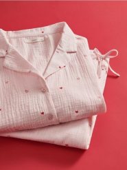 Dwuczęściowa piżama w serca - pastelowy róż. Czerwone piżamy damskie Reserved, l, bez wzorów, z bawełny, bez ramiączek. W wyprzedaży za 119.99 zł.