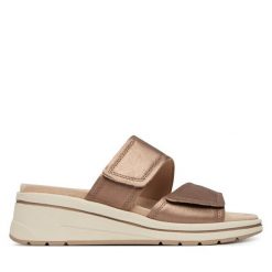 Klapki Caprice. Brązowe klapki damskie Caprice, bez wzorów, bez obcasa. Za 299.99 zł.