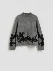 Sweter z ozdobną aplikacją - szary. Szare swetry klasyczne damskie Reserved, l, z dzianiny, bez kołnierzyka. Za 159.99 zł.