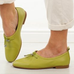 Zielone skórzane półbuty damskie T.Sokolski w26-236. Zielone półbuty damskie Sokolski, bez wzorów, z jeansu, casualowe, bez obcasa. W wyprzedaży za 251.10 zł.