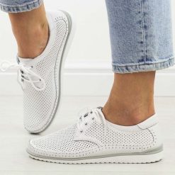 Białe wt/wt skórzane ażurowe półbuty damskie T.Sokolski W26-01. Białe półbuty damskie Sokolski, w ażurowe wzory, z jeansu, eleganckie, z okrągłym noskiem, bez obcasa. Za 209.00 zł.