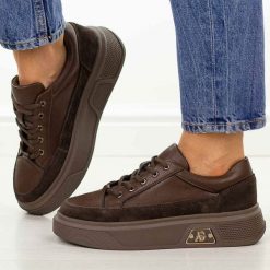 Brązowe skórzane półbuty damskie Cambell 19343. Brązowe półbuty damskie Cambell, bez wzorów, z jeansu, biznesowe, z okrągłym noskiem, bez obcasa, na płaskiej podeszwie. Za 279.00 zł.