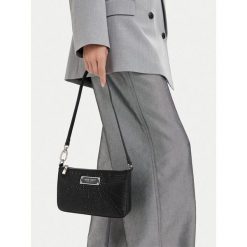 Torebka Nine West. Czarne torebki klasyczne damskie Nine West, bez wzorów, bez dodatków. Za 169.99 zł.