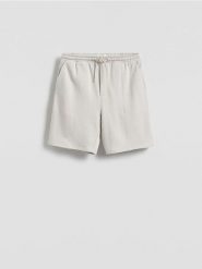 Szorty jogger regular fit - złamana biel. Szorty męskie Reserved, z bawełny, bez kołnierzyka. W wyprzedaży za 89.99 zł.