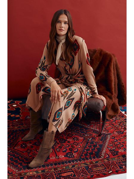 TATUUM Sukienka w kolorze beżowym rozmiar: 38. Brązowe sukienki damskie Tatuum, na imprezę, s, bez wzorów, z wiskozy, klasyczne, bez kołnierzyka, bez ramiączek, maxi. Za 187.52 zł.