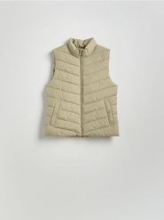 Krótka pikowana kamizelka - oliwkowy. Zielone kamizelki damskie Reserved, l, z tkaniny, krótkie. W wyprzedaży za 49.99 zł.
