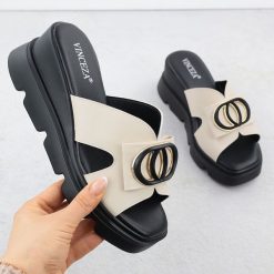 Klapki damskie na koturnie kremowe Vinceza 58464. Białe klapki damskie VINCEZA, bez wzorów, ze skóry ekologicznej, bez obcasa, na koturnie. Za 149.99 zł.