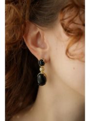 L'Atelier de Gaia Pozłacane kolczyki z onyksami rozmiar: onesize. Czarne kolczyki damskie L'Atelier de Gaia, z onyksem, pozłacane. Za 43.99 zł.
