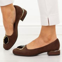 Czekoladowe zamsz Polskie czółenka damskie Suzana 2520. Brązowe czółenka damskie Suzana, z aplikacjami, z zamszu, bez obcasa, na obcasie. Za 249.00 zł.