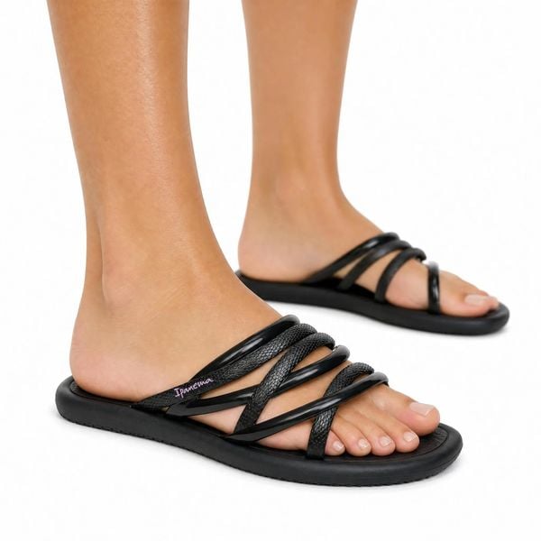 Klapki damskie Ipanema 83606 MEUSOL SLIDE FEM. Czarne klapki damskie Ipanema, bez wzorów, z materiału, bez obcasa. Za 49.00 zł.