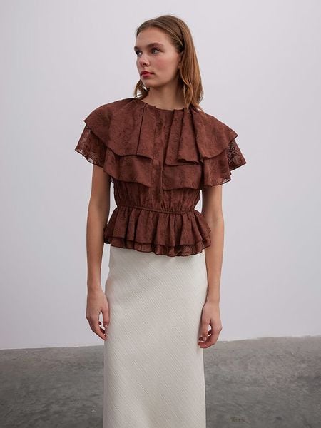 BGN Bluzka w kolorze ciemnobrązowym rozmiar: 40. Brązowe bluzki damskie BGN, bez wzorów, bez kołnierzyka, bez ramiączek. Za 127.05 zł.