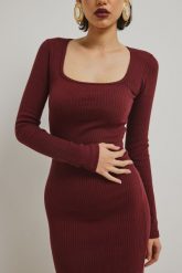 Dopasowana sukienka z długim rękawem w kolorze BORDO - PILAR-M/L. Czerwone sukienki damskie Marsala, na co dzień, l, bez wzorów, z bawełny, bez kołnierzyka, bez ramiączek, maxi, dopasowane. W wyprzedaży za 74.98 zł.