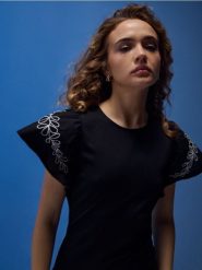 Sukienka mini z łączonych materiałów z haftem na rękawie - czarny. Czarne sukienki damskie Sinsay, l, bez wzorów, z materiału, bez kołnierzyka, bez ramiączek, mini. Za 49.99 zł.