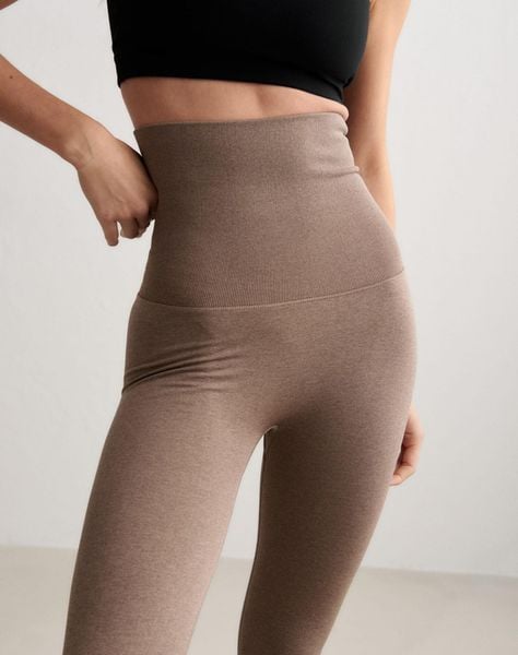 Damskie legginsy invisible scrunch Shape Seamless Core Control brązowy melanż. Brązowe legginsy damskie Aim'n, s, bez wzorów, z dzianiny. Za 344.00 zł.
