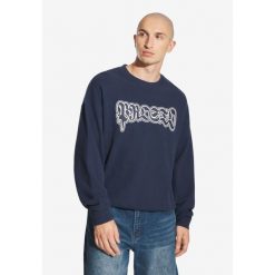 Bluza sportowa męska Prosto Graffiti Logo bez kaptura. Niebieskie bluzy bez kaptura męskie Prosto., bez wzorów, sportowe, bez kołnierzyka, bez ramiączek. W wyprzedaży za 179.99 zł.