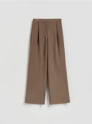 Spodnie z prostą nogawką - brązowy. Brązowe spodnie materiałowe damskie Reserved, bez wzorów, z dzianiny. Za 79.99 zł.