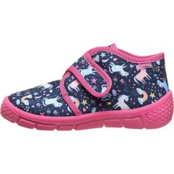 Kapcie w kolorze granatowo-różowym. Czerwone buciki dla niemowląt Lamino Shoes, bez zapięcia. W wyprzedaży za 39.95 zł.