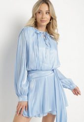 Niebieska Wiskozowa Sukienka Ozdobiona Wiązaniem i Falbanką Rallio. Niebieskie sukienki damskie Born2be, na co dzień, l, z aplikacjami, z jeansu, eleganckie, bez kołnierzyka, bez ramiączek, mini, proste. W wyprzedaży za 143.99 zł.