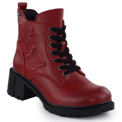 Skórzane damskie botki z motylami czerwone Filippo DBT7133. Czerwone botki damskie Filippo, ze skóry, bez obcasa, bez zapięcia. Za 269.99 zł.