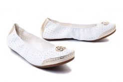 RIEKER 41459-80 white, baleriny/czółenka damskie. Białe baleriny damskie Rieker, w ażurowe wzory, z kauczuku, bez obcasa. Za 259.90 zł.