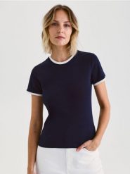 T-shirt z kontrastową lamówką - granatowy. Niebieskie t-shirty damskie Reserved, l, bez wzorów, z bawełny, bez kołnierzyka. Za 89.99 zł.