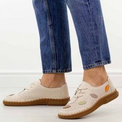 Beżowe ażurowe skórzane półbuty damskie Jezzi 8544. Brązowe półbuty damskie Jezzi, w ażurowe wzory, z jeansu, casualowe, z okrągłym noskiem, bez obcasa, na płaskiej podeszwie. Za 199.00 zł.