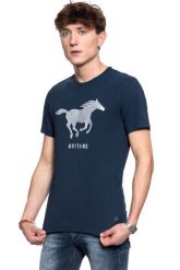MUSTANG T SHIRT Print Tee DRESS BLUES 1008718 5334. T-shirty męskie Mustang, m, bez wzorów, bez kołnierzyka. W wyprzedaży za 39.99 zł.