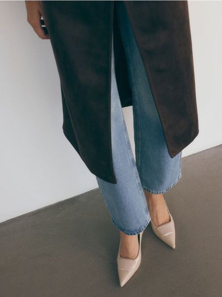 Lakierowane czółenka z detalem - beżowy. Brązowe czółenka damskie Reserved, bez wzorów, z lakierowanej skóry, bez obcasa, na obcasie. W wyprzedaży za 69.99 zł.