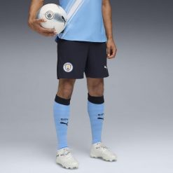 Męskie szorty Manchester City 25/26 PUMA Deep Navy Team Light Blue. Niebieskie szorty męskie Puma, bez kołnierzyka. Za 199.00 zł.
