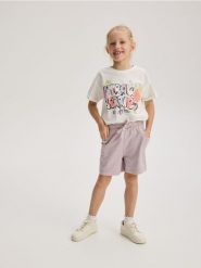 Bawełniany t-shirt z nadrukiem - złamana biel. Koszulki dziewczęce Reserved, bez wzorów, z bawełny, bez ramiączek. W wyprzedaży za 27.99 zł.