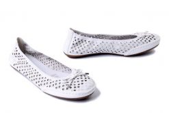 RIEKER 41489-80 white, baleriny damskie. Białe baleriny damskie Rieker, bez wzorów, bez obcasa. Za 246.42 zł.