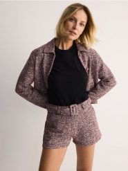 Tweedowe szorty z paskiem - mahoniowy. Brązowe szorty damskie Reserved, bez wzorów, z dzianiny. W wyprzedaży za 49.99 zł.