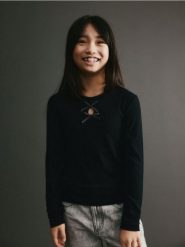 Prążkowana koszulka z wiskozy - czarny. Czarne koszulki dziewczęce Reserved, bez wzorów, prążkowane, bez ramiączek. Za 39.99 zł.