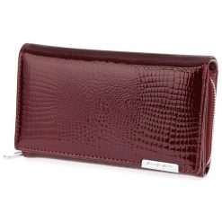 Skórzany Lakierowany Portfel Damski Croco Burgund 827. Czerwone portfele damskie bez wzorów, z lakierowanej skóry. Za 97.99 zł.