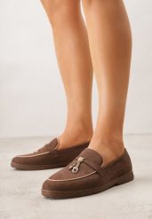 Brązowe Mokasyny z Imitacji Zamszu Zdobione Aplikacją z Zawieszkami Peleg. Brązowe mokasyny damskie Born2be, z jeansu. Za 99.99 zł.