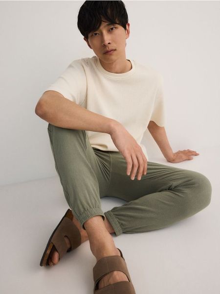 Spodnie joggery z lnem - ciemnozielony. Zielone spodnie materiałowe męskie Reserved, bez wzorów, z wiskozy. W wyprzedaży za 119.99 zł.