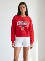 Bluza z nadrukiem Chicago Bulls NBA - czerwony. Czerwone bluzy bez kaptura damskie Sinsay, l. Za 49.99 zł.