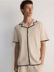 Rozpinany sweter polo - złamana biel. Kardigany męskie Reserved, l, bez wzorów, z bawełny, bez kołnierzyka. W wyprzedaży za 79.99 zł.