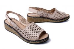 MANITU 910163-08 beige, sandały damskie. Brązowe sandały damskie Manitu, w ażurowe wzory, ze skóry, bez obcasa, na koturnie. Za 143.43 zł.
