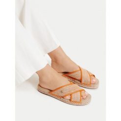 Klapki Tommy Hilfiger. Brązowe klapki damskie Tommy Hilfiger, bez wzorów, bez obcasa. Za 241.99 zł.