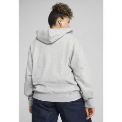 Damska rozpinana bluza z kapturem i małym logo ESS Comfort PUMA. Czarne bluzy z kapturem damskie Puma, uniwersalny. W wyprzedaży za 124.00 zł.