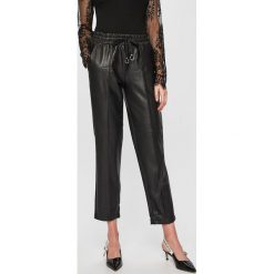 Guess Jeans - Spodnie. Czarne jeansy damskie Guess Jeans. Za 399.90 zł.
