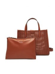 Guess Torebka Brigitta HWWZ72 06230 Brązowy. Brązowe torebki klasyczne damskie Guess, z aplikacjami, ze skóry, bez dodatków. Za 379.99 zł.