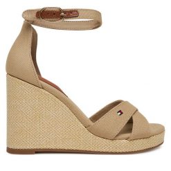 Sandały Tommy Hilfiger. Brązowe sandały damskie Tommy Hilfiger, bez wzorów, bez obcasa, na koturnie. Za 299.99 zł.