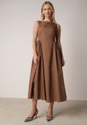Brązowa Sukienka Bawełniana o Rozkloszowanym Fasonie z Dekoltem Łódką i Kieszeniami Elenira. Brązowe sukienki damskie Born2be, m, bez wzorów, z bawełny, eleganckie, bez kołnierzyka, bez ramiączek, maxi, rozkloszowane. Za 159.99 zł.