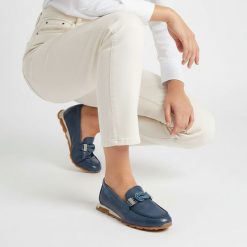 Półbuty damskie Hispanitas, ze skóry naturalnej o fakturze ziarnistej z niską cholewką i paskiem na podbiciu oraz ozdobna klamra z przodu, niebieskie. Niebieskie półbuty damskie Hispanitas, bez wzorów, ze skóry, bez obcasa. Za 619.00 zł.