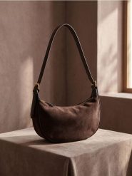 Torba hobo z imitacji zamszu - bordowy. Czerwone torebki klasyczne damskie Sinsay, bez wzorów, bez dodatków. Za 35.99 zł.