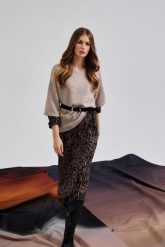 Sweter z krótkimi rękawami beżowy. Brązowe swetry klasyczne damskie MOODO, l, z elastanu, bez kołnierzyka. Za 129.99 zł.